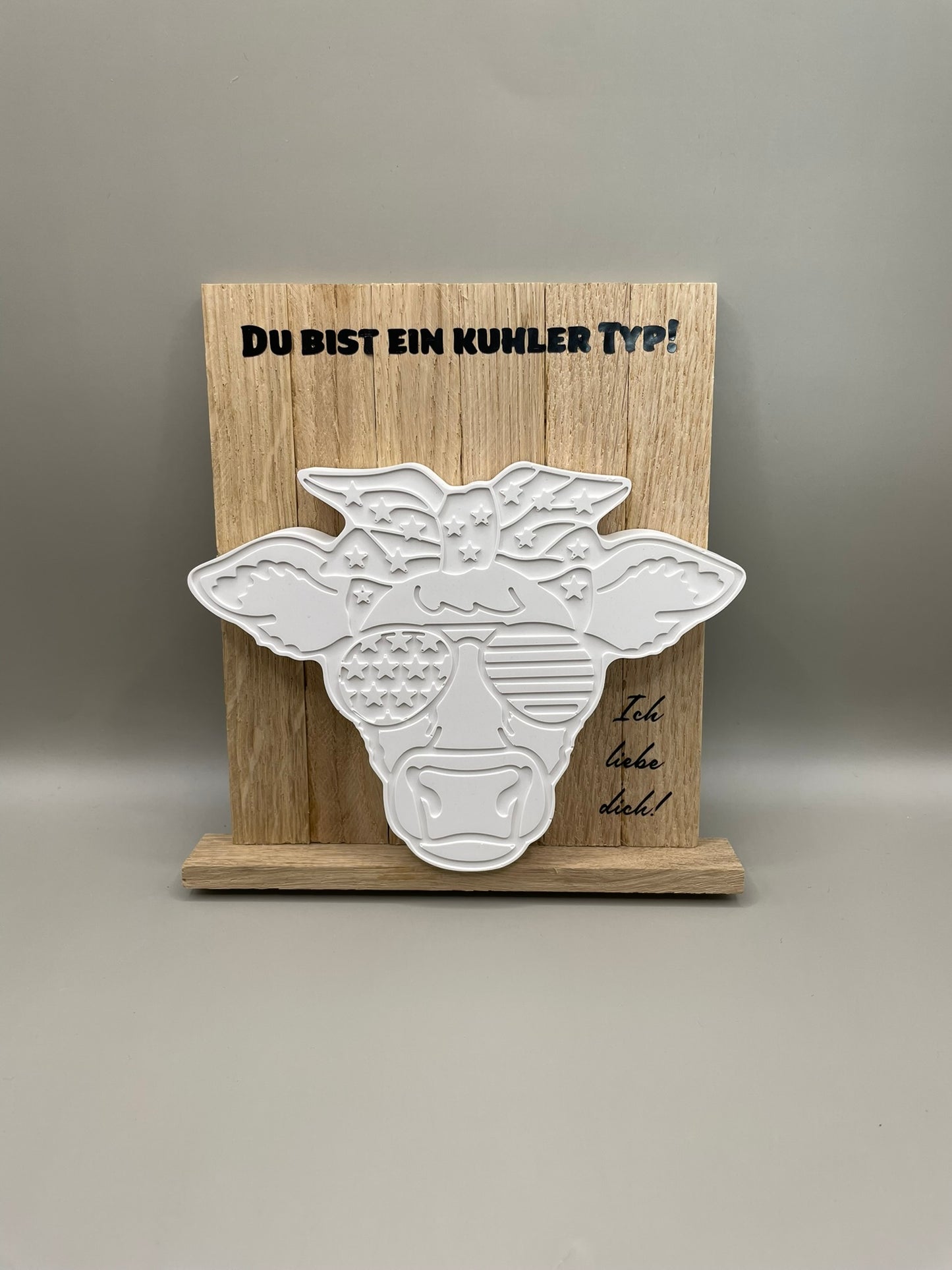 Geschenk für Freund mit Überschrift "Du bist ein kuhler Typ", dadrunter eine handgegossene Kuh mit Sonnenbrille aus Keramikpulver. In der Ecke "ich liebe dich" geplottert.