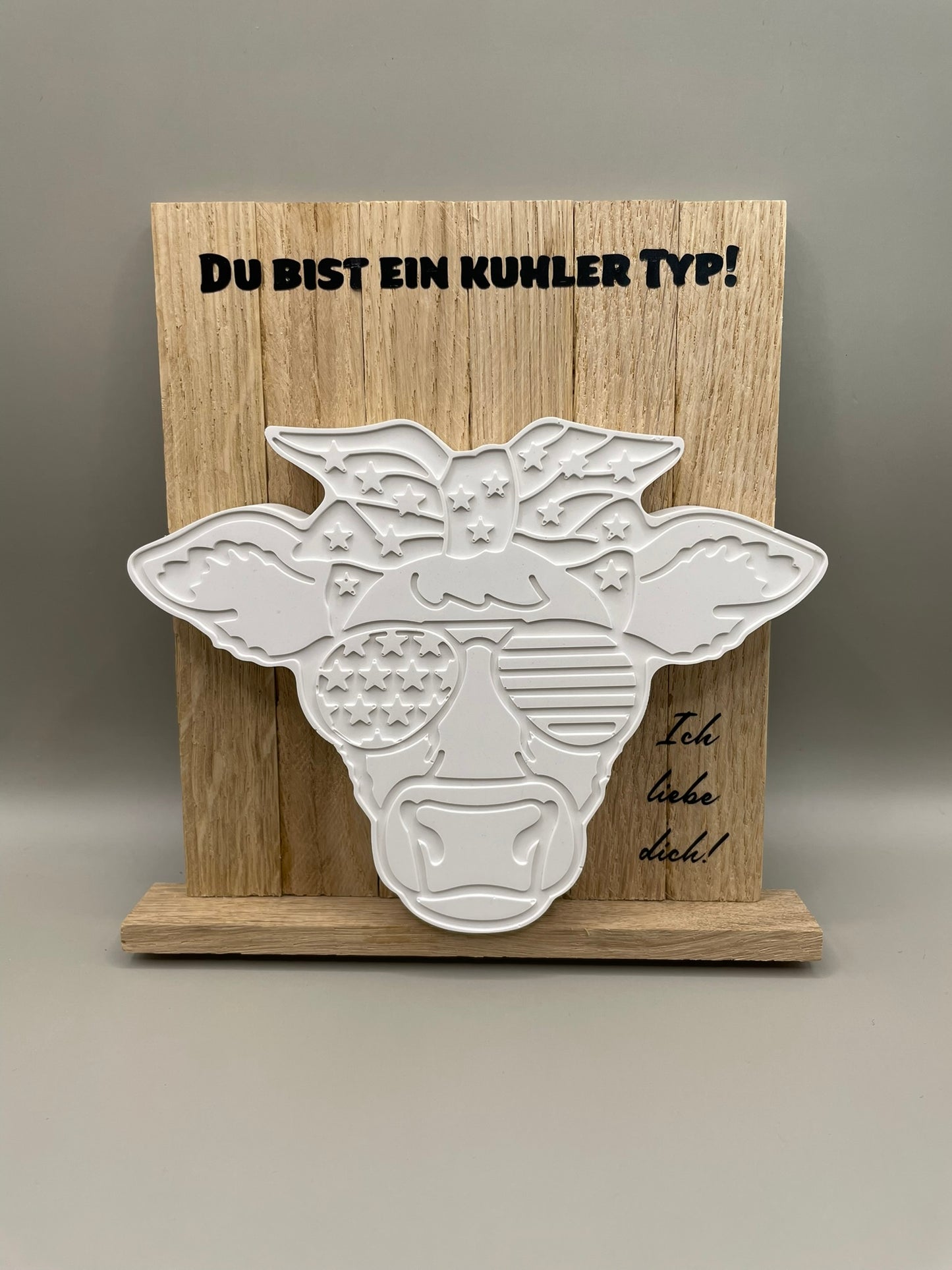 Geschenk für Freund mit Überschrift "Du bist ein kuhler Typ", dadrunter eine handgegossene Kuh mit Sonnenbrille aus Keramikpulver. In der Ecke "ich liebe dich" geplottert.