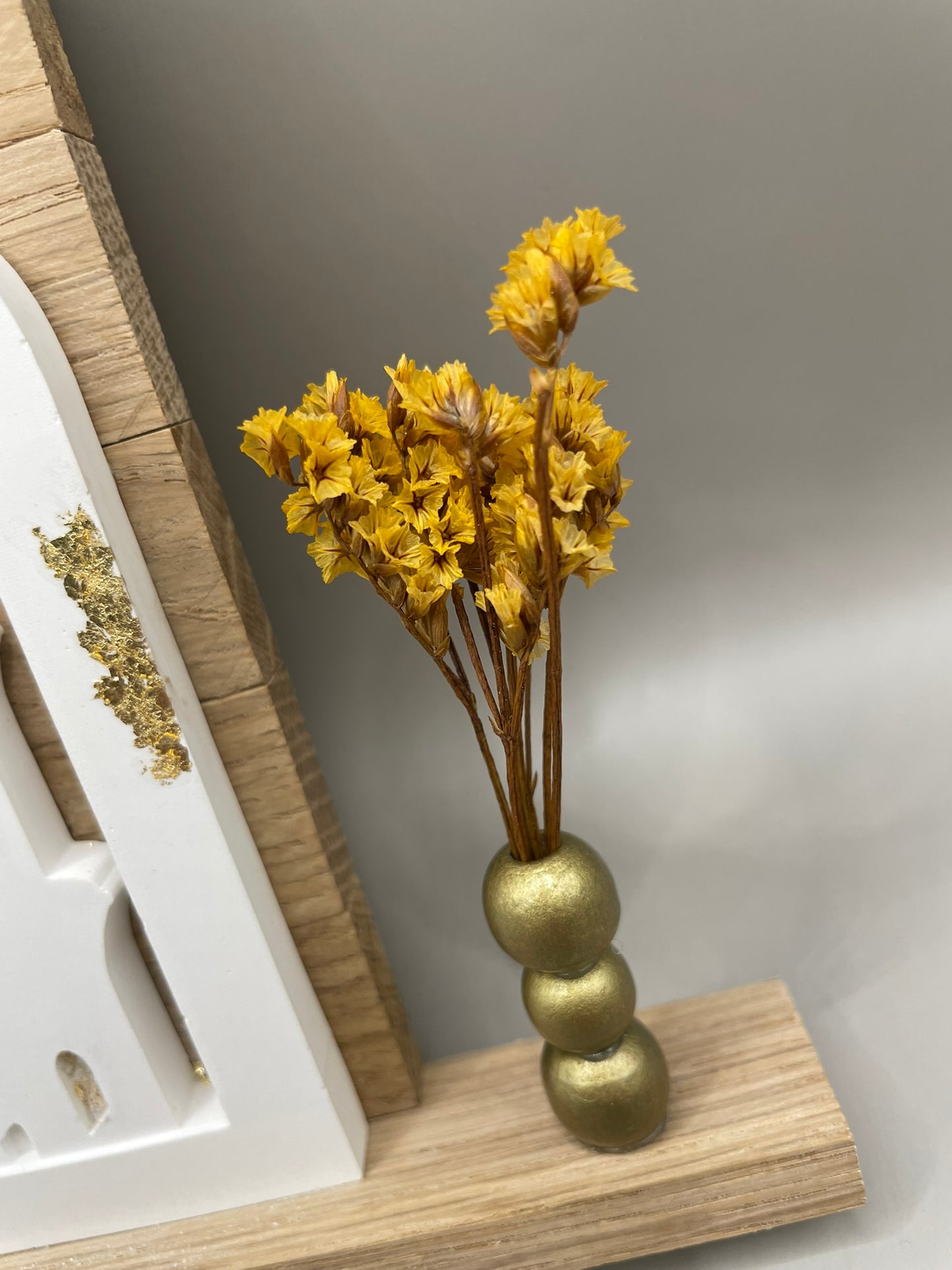 Geschenk in Form einer Mochee in weiß mit goldenen Akzenten und der Überschrift "Bajram Mubarek" auf einem Holzgestellt dekoriert mit Trockenblumen