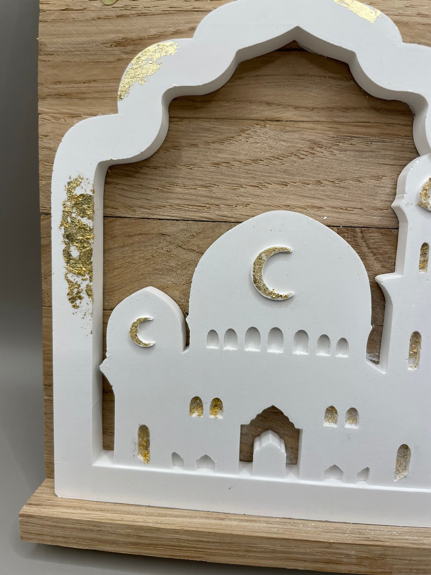 Geschenk in Form einer Mochee in weiß mit goldenen Akzenten und der Überschrift "Bajram Mubarek" auf einem Holzgestellt dekoriert mit Trockenblumen