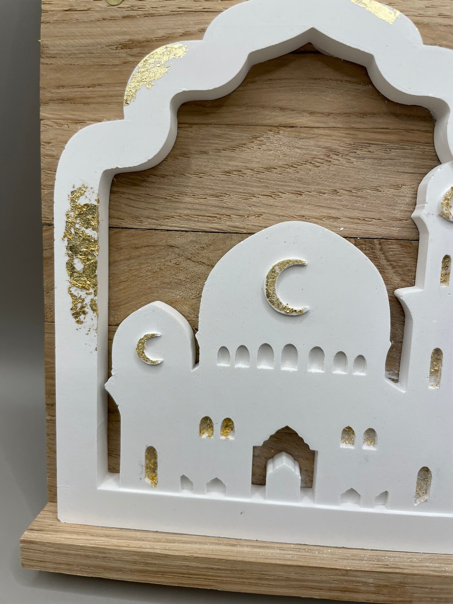 Geschenk in Form einer Mochee in weiß mit goldenen Akzenten und der Überschrift "Bajram Mubarek" auf einem Holzgestellt dekoriert mit Trockenblumen