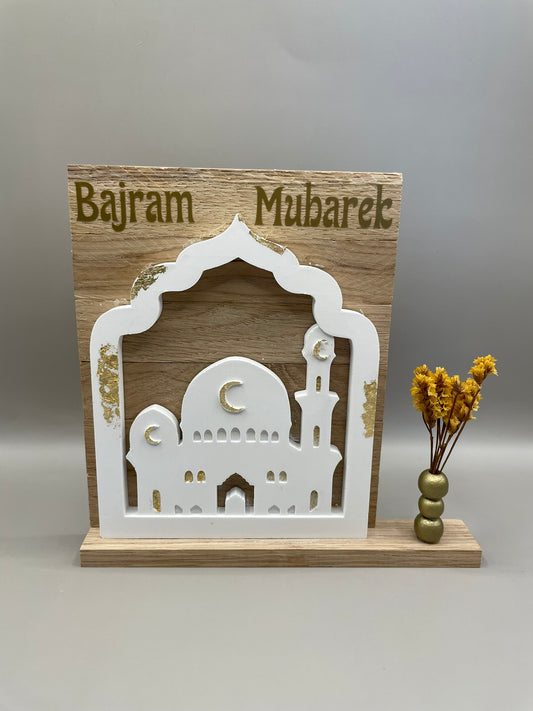 Geschenk in Form einer Mochee in weiß mit goldenen Akzenten und der Überschrift "Bajram Mubarek" auf einem Holzgestellt dekoriert mit Trockenblumen