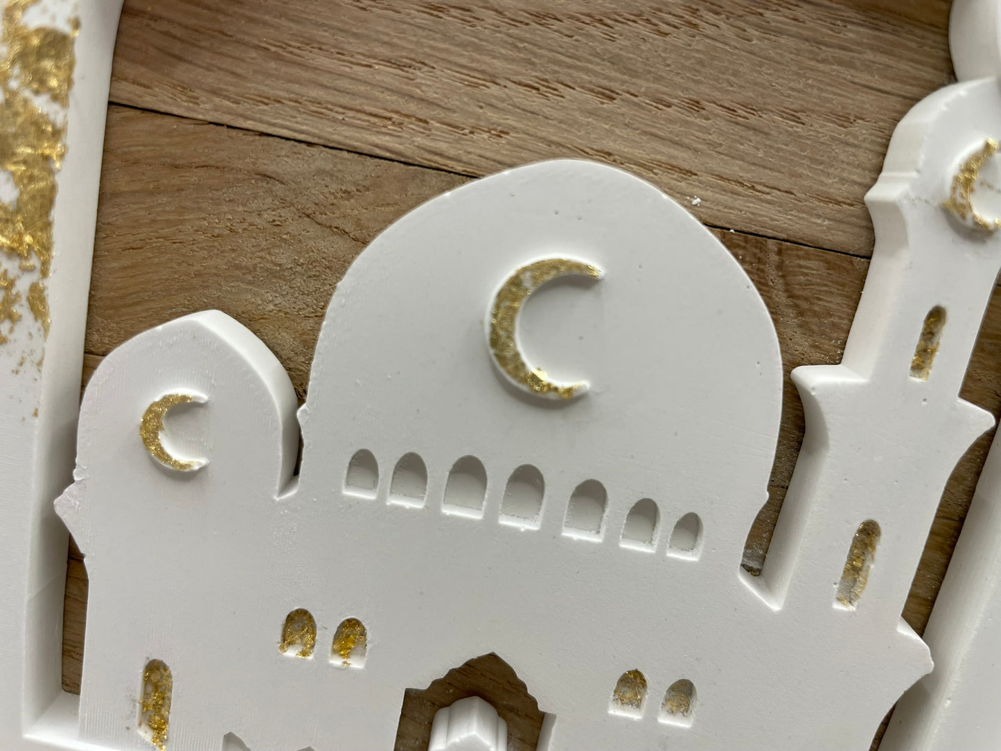 Geschenk in Form einer Mochee in weiß mit goldenen Akzenten und der Überschrift "Bajram Mubarek" auf einem Holzgestellt dekoriert mit Trockenblumen